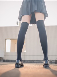 Rabbit playing with black silk knee socks(40)